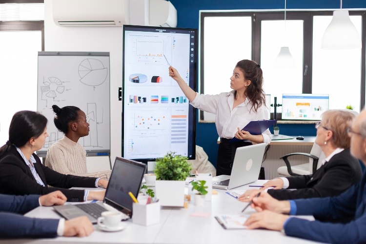 executive-director-woman-briefing-collegues-expla-2021-08-31-22-23-20-utc-1